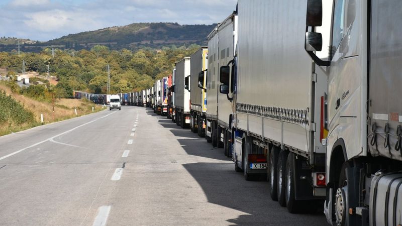 Edirne sınırında tır kuyrukları uzadı