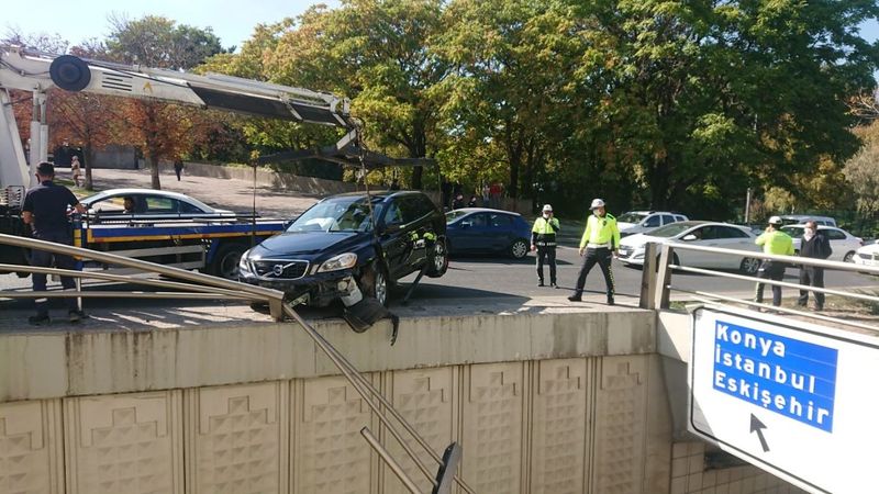 Ankara’da kaza yapan otomobil, bariyerlerden düşmekten kıl payı kurtuldu