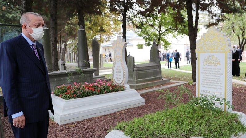 Cumhurbaşkanı Erdoğan, Şule Yüksel Şenler'in kabrini ziyaret etti