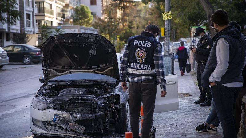 Ankara'da park halindeki araç yandı