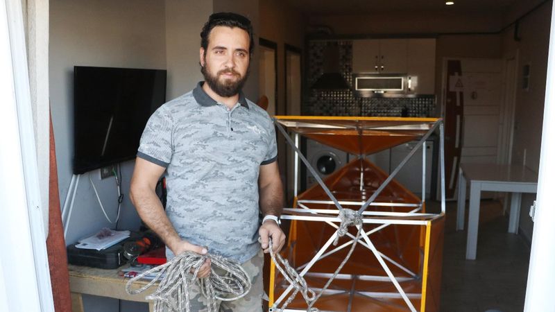Denizli'de evinde uçak gövdesi yaparak, balkonundan aşağıya indirdi