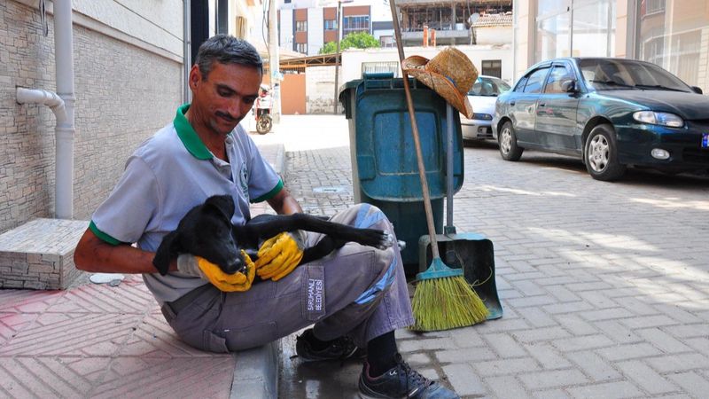 Manisa’da, temizlik işçisi ile sokak köpeğinin samimi dostluğu