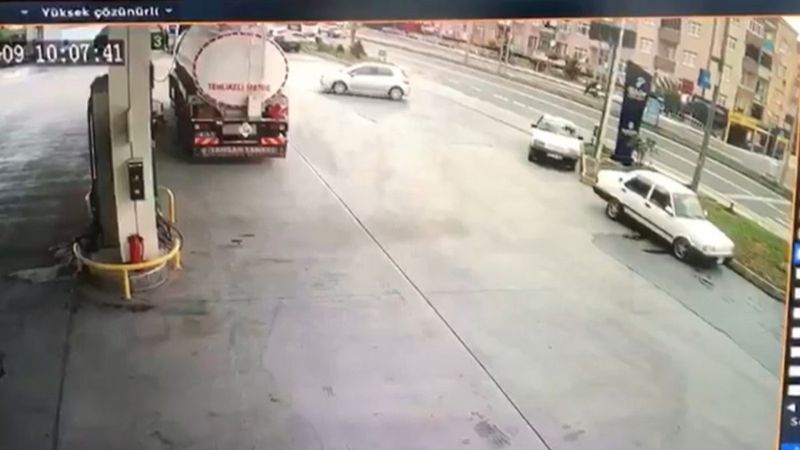 Zonguldak’ta el freni çekilmeyen araç, ana yola çıkıp kaza yaptı