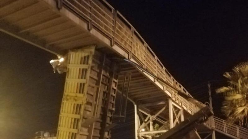 Mersin'de açık kalan kamyon damperi, üst geçide takıldı