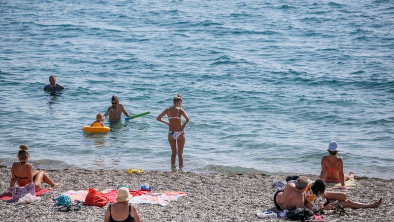 Antalya'da ekimde de sahiller doldu