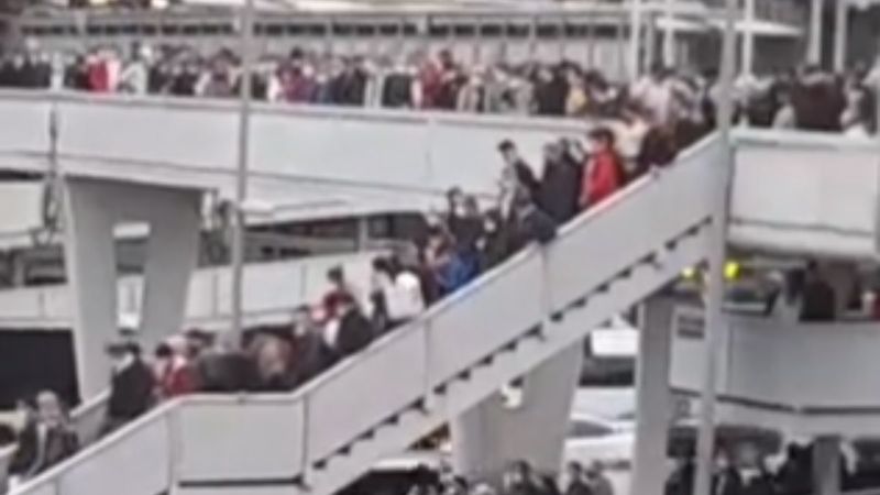 İstanbul'da iş çıkışı metrobüs çilesi