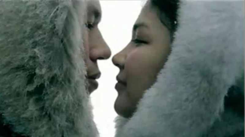 Ne dudaktan ne yanaktan: Eskimo öpücüğü 'Kunik' ile tanışın