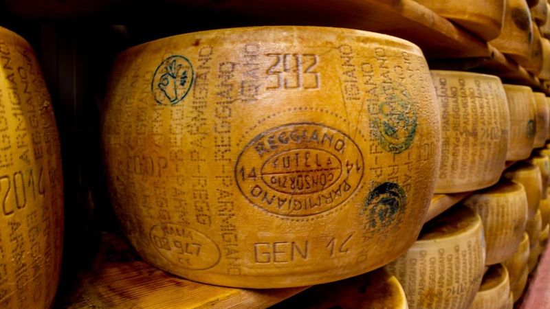 Bu teker bildiklerinizden değil! İşte makarnaların sıcak yuvası parmesan tekeri....