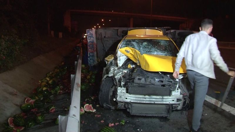 TEM otoyolunda ticari taksi, karpuz taşıyan kamyonete çarptı