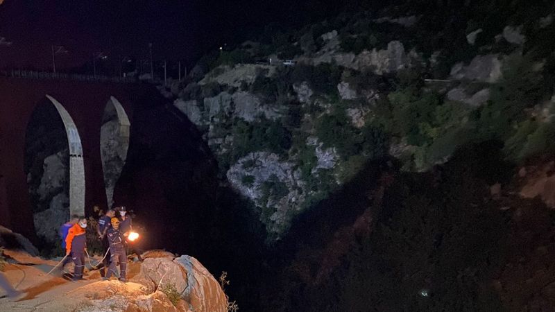 Adana'da manzaralı öz çekim yaparken uçuruma yuvarlandılar