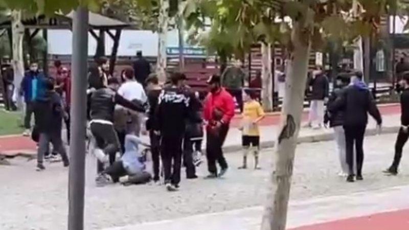 Esenyurt’ta gençlerin uçan tekmeli kavgası