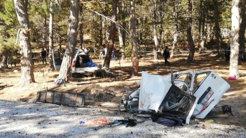 Afyonkarahisar'da öğrenci servisi devrildi: Ölü ve yaralılar var