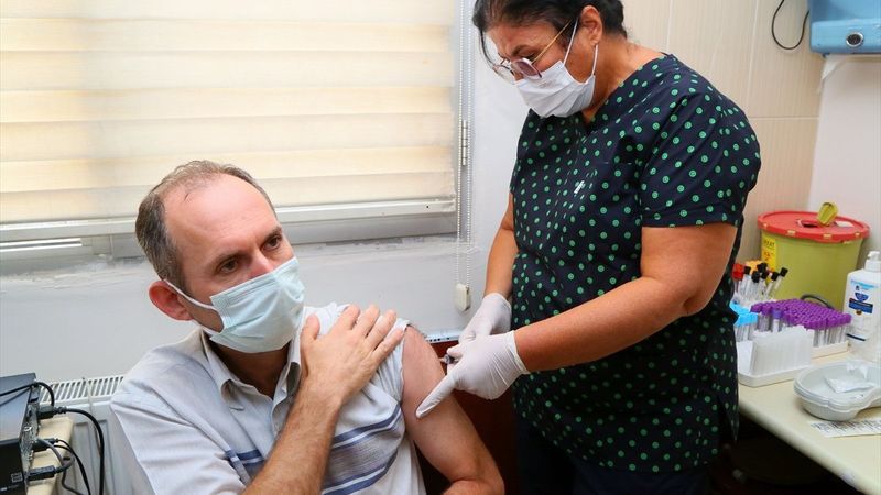 TURKOVAC, İzmir'de gönüllülere uygulanıyor