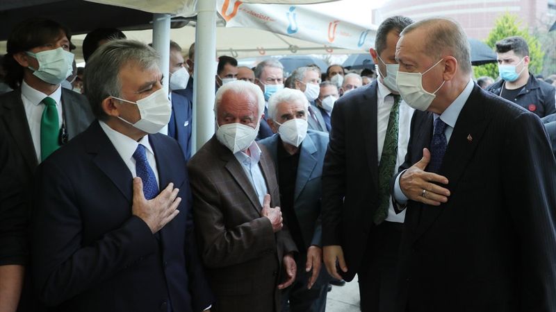 Cumhurbaşkanı Erdoğan, Abdullah Gül ile cenazede selamlaştı