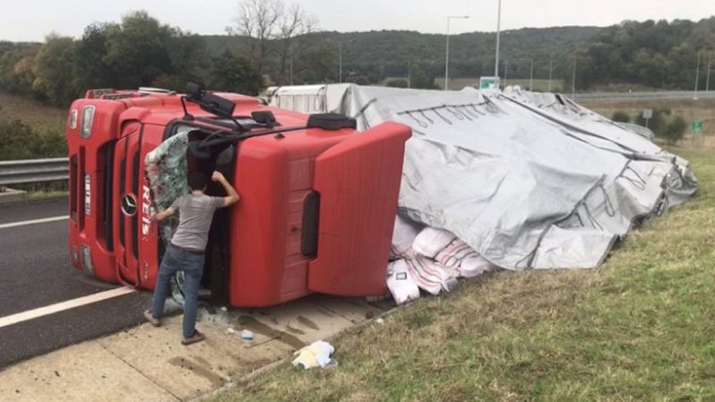 Kuzey Marmara Otoyolu’nda iplik yüklü tır devrildi