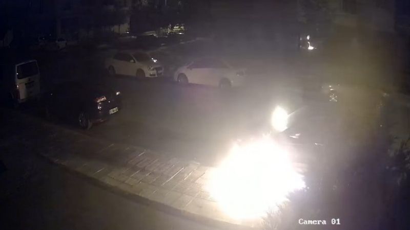 Çorum’da, park halindeki otomobili benzin döküp yaktılar