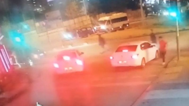 Maltepe'de otomobilin yayaya çarpma anı