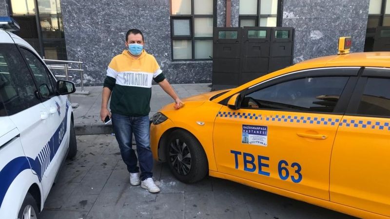 Bayrampaşa'daki taksici, aracında unutulan ziynet eşyalarını teslim etti