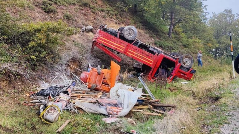 Bursa’da freni patlayan kamyonet, şarampole yuvarlandı