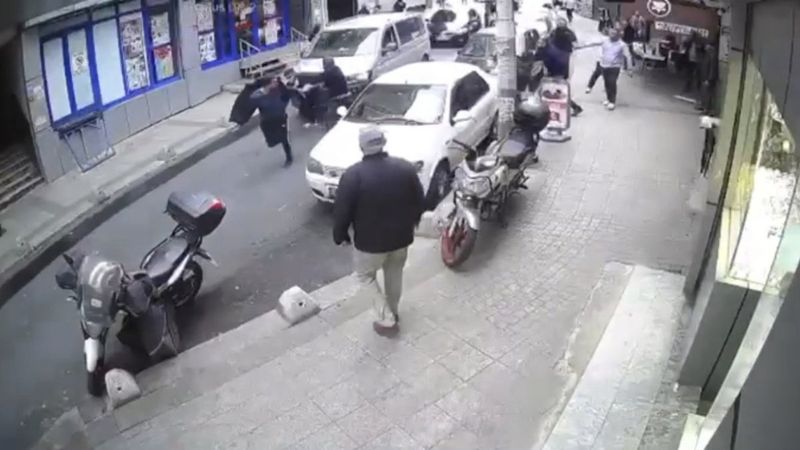 Kağıthane’de börekçiye dışarıdan yemek getirdi, sopalı sandalyeli kavga çıktı