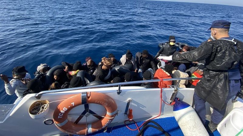 İzmir'de 100 göçmen kurtarıldı
