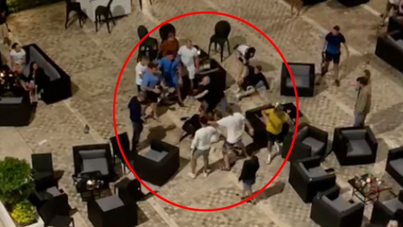 Antalya’da, Rus ve İngiliz turistler arasındaki 'kız arkadaşıma baktın' kavgası kamerada