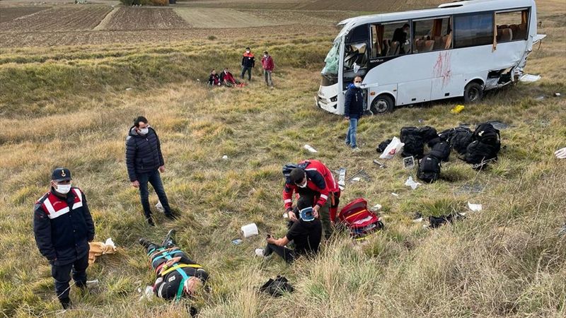 Kastamonu'da polis servisi devrildi: 12 yaralı
