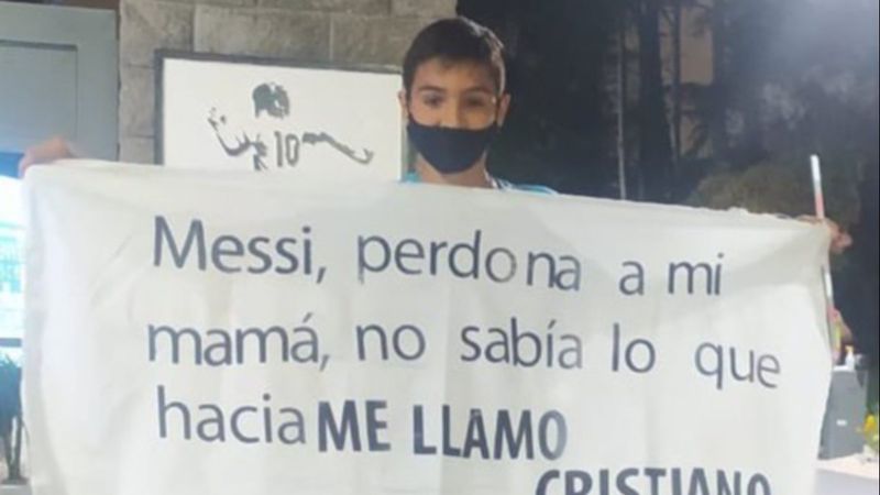 Küçük Arjantinli taraftarın Messi pankartı