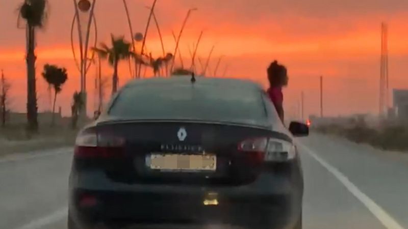 Şırnak'ta hareket halindeki araçtan sarkan çocuk korkuttu