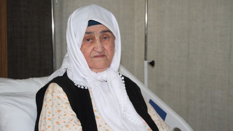 Elazığ’da çift doz aşı olan 89 yaşındaki Firdevs Nine, koronayı hafif geçirdi