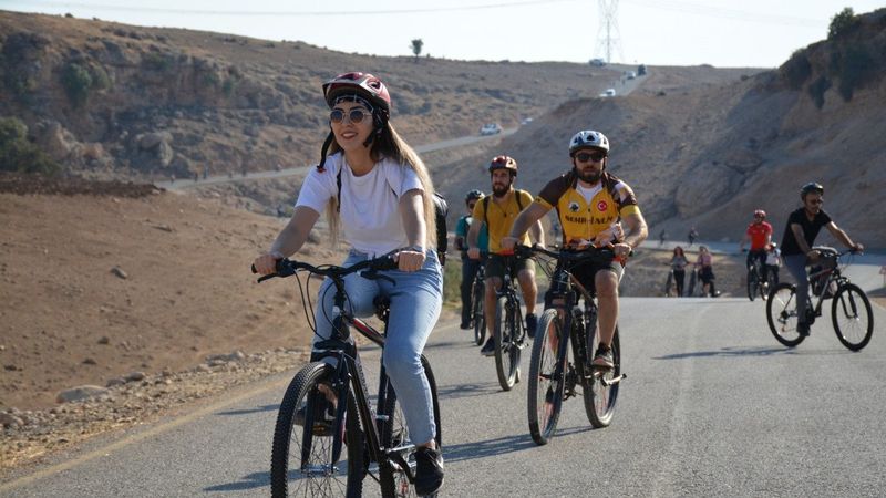 Öğretmenler Cudi Dağı’na bisiklet sürüp, mağarada çiğ köfte yedi