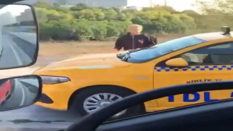 İstanbul'da kaldırımdan giden taksi, korna çalarak yayadan yol istedi
