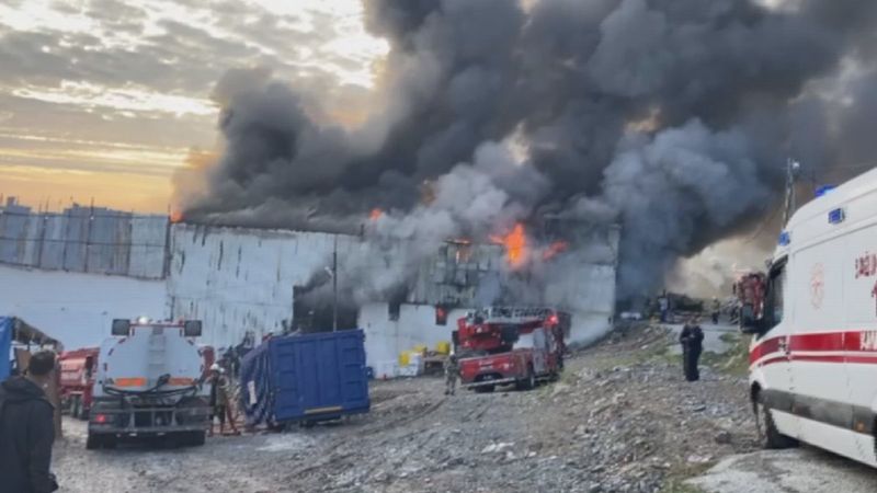 Avcılar'da geri dönüşüm tesisinde yangın