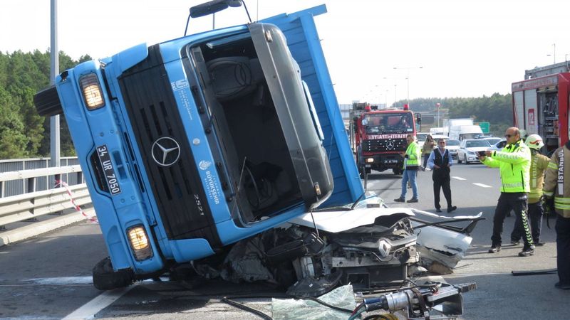 Beykoz'da feci kaza: Kamyon otomobilin üzerine devrildi