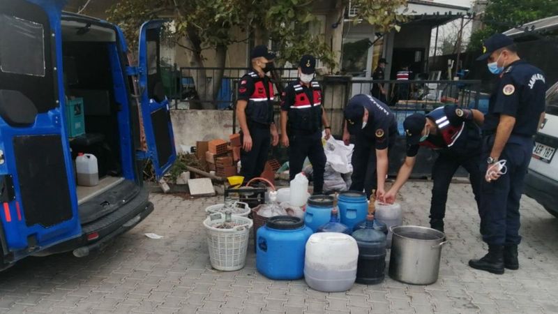 İzmir'de evinde sahte içki üreten şahıs yakalandı