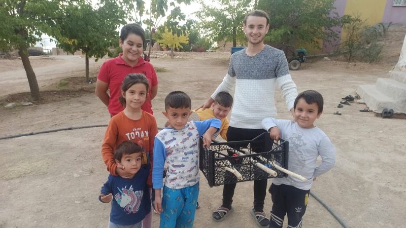 Elazığ'da çocuklar için meyve kasasından langırt yapıldı