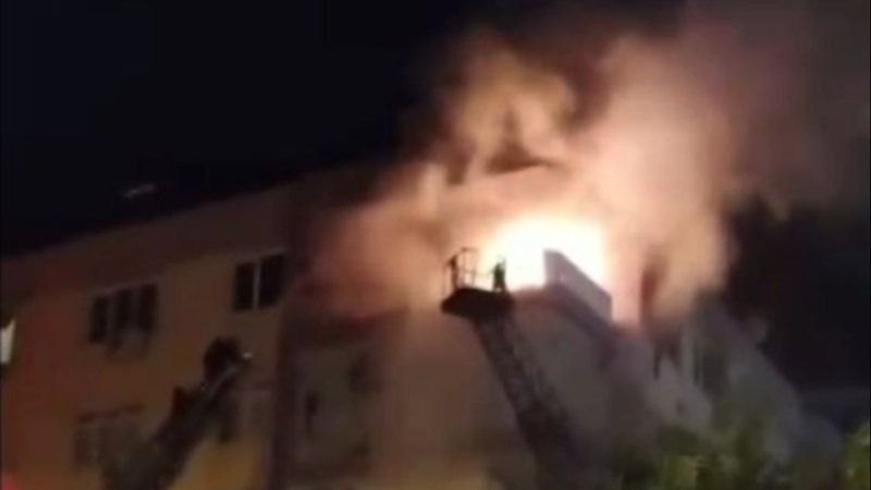 Antalya'da bir evde başlayan yangın tüm binayı sardı