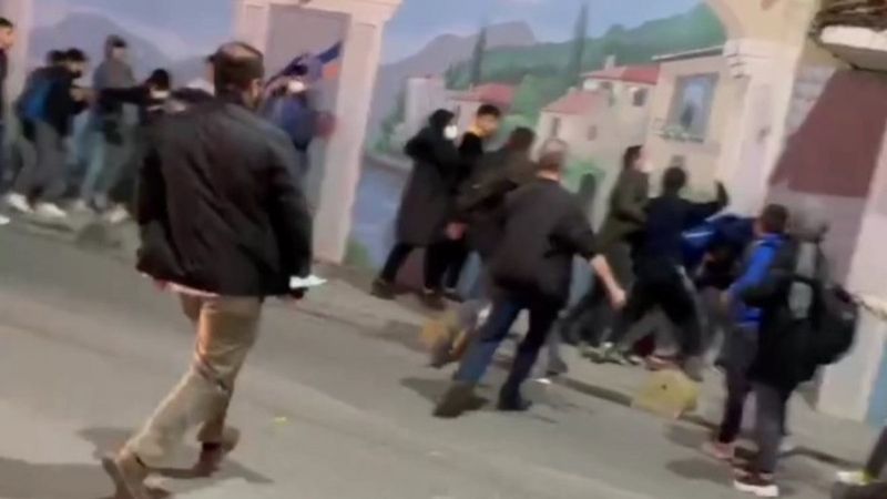Sultangazi’de öğrenciler, sokak ortasında tekme tokat kavga etti