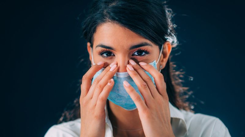 Koronavirüs ciddi göz komplikasyonlarına neden olabilir