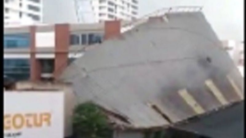 İzmir'de fırtına çatıyı uçurdu