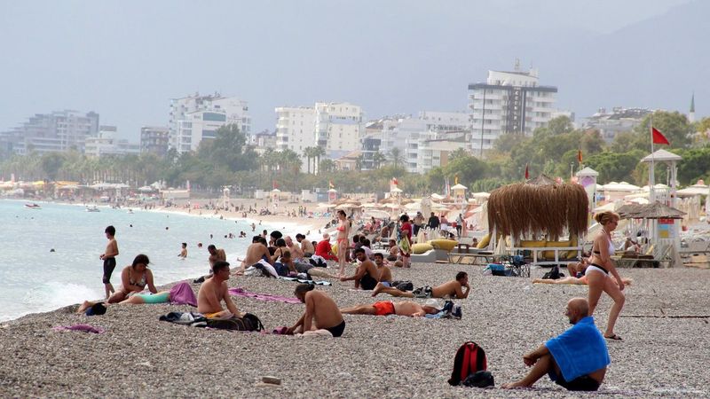 Konyaaltı Sahili'nde ekimde deniz keyfi