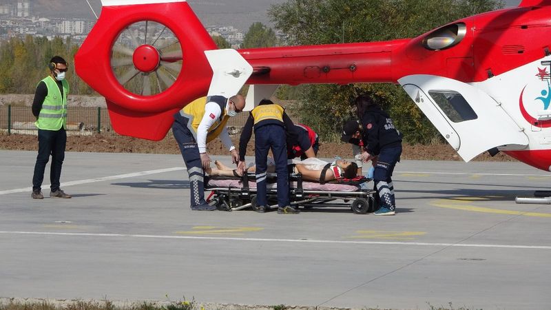 Sivas'ta uçuruma giden traktörden atladı