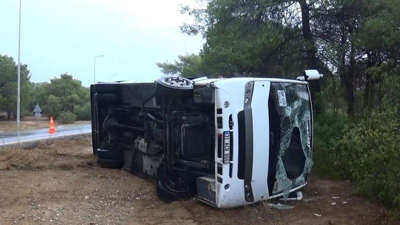 Antalya'da kayganlaşan yol kazaya neden oldu: 8 yaralı
