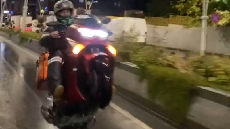 Esenler'de motosikleti tek teker kullandı