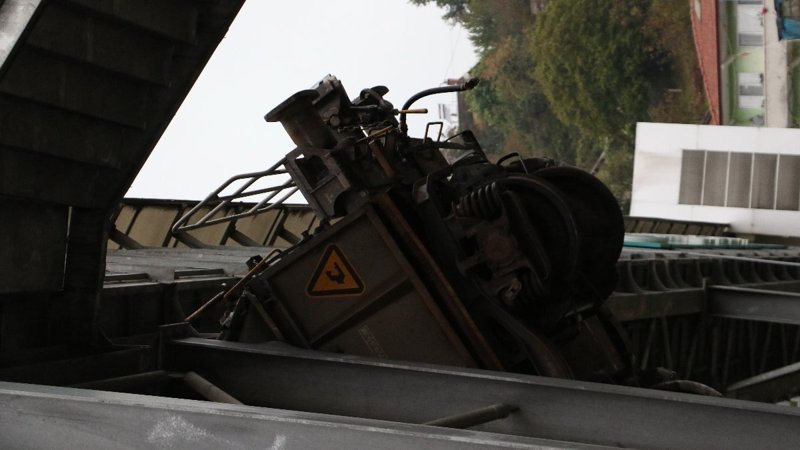 Zonguldak’ta, raydan çıkan vagon üst geçide saplandı