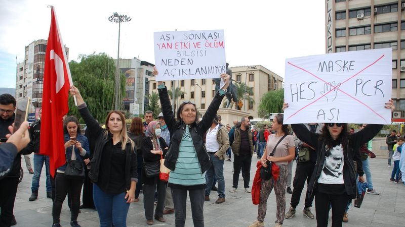 İzmir’de, aşı karşıtları miting düzenledi