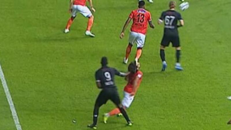 Mario Balotelli, Sadık Çiftpınar'ın saçını çekti