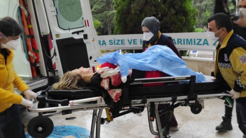 İzmit'te boşanma aşamasındaki eşini çalıştığı kafede bıçakladı