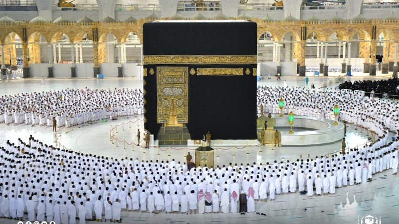 Mescid-i Haram'da sosyal mesafesiz ilk namaz kılındı
