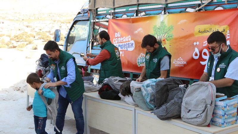 Acıbadem Okulları İyilik Timi, Diyarbakır ve İdlib'e eğitim malzemesi gönderdi